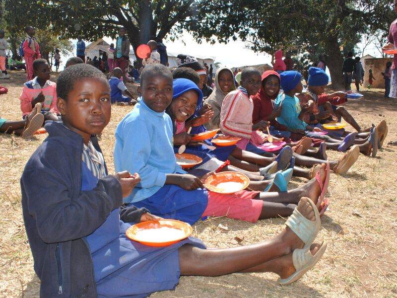 Children eat after Cyclone Idai